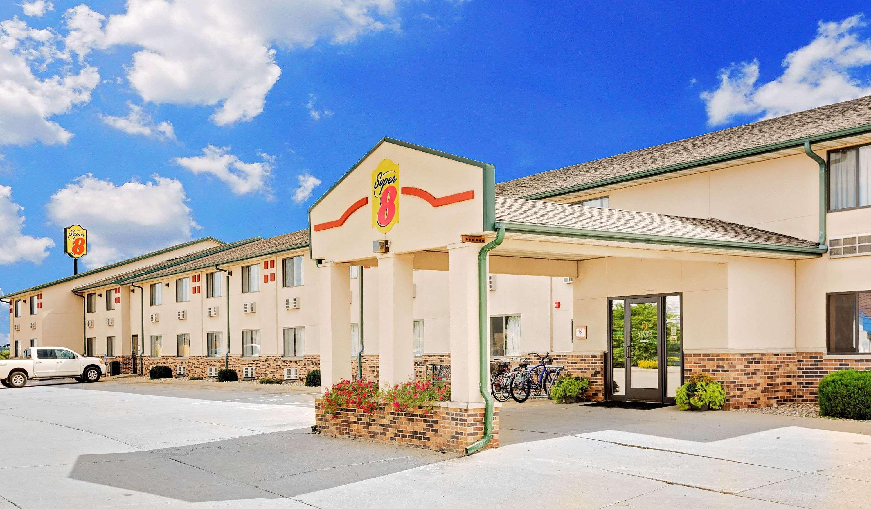 Super 8 By Wyndham St. James Экстерьер фото